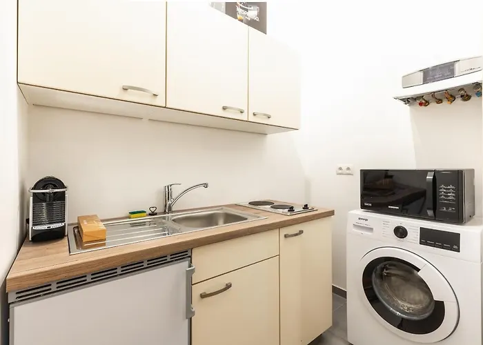 Cozy Steps Away From Wiener Stadthalle Apartment *